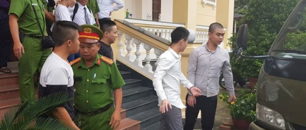 Bo-chay-khi-bi-truy-duoi-doi-nam-nu-dam-vao-cot-dien-thuong-vong-38810929_261809771213254_3584615963355512832_n_aun-1533890471-378-width665height449